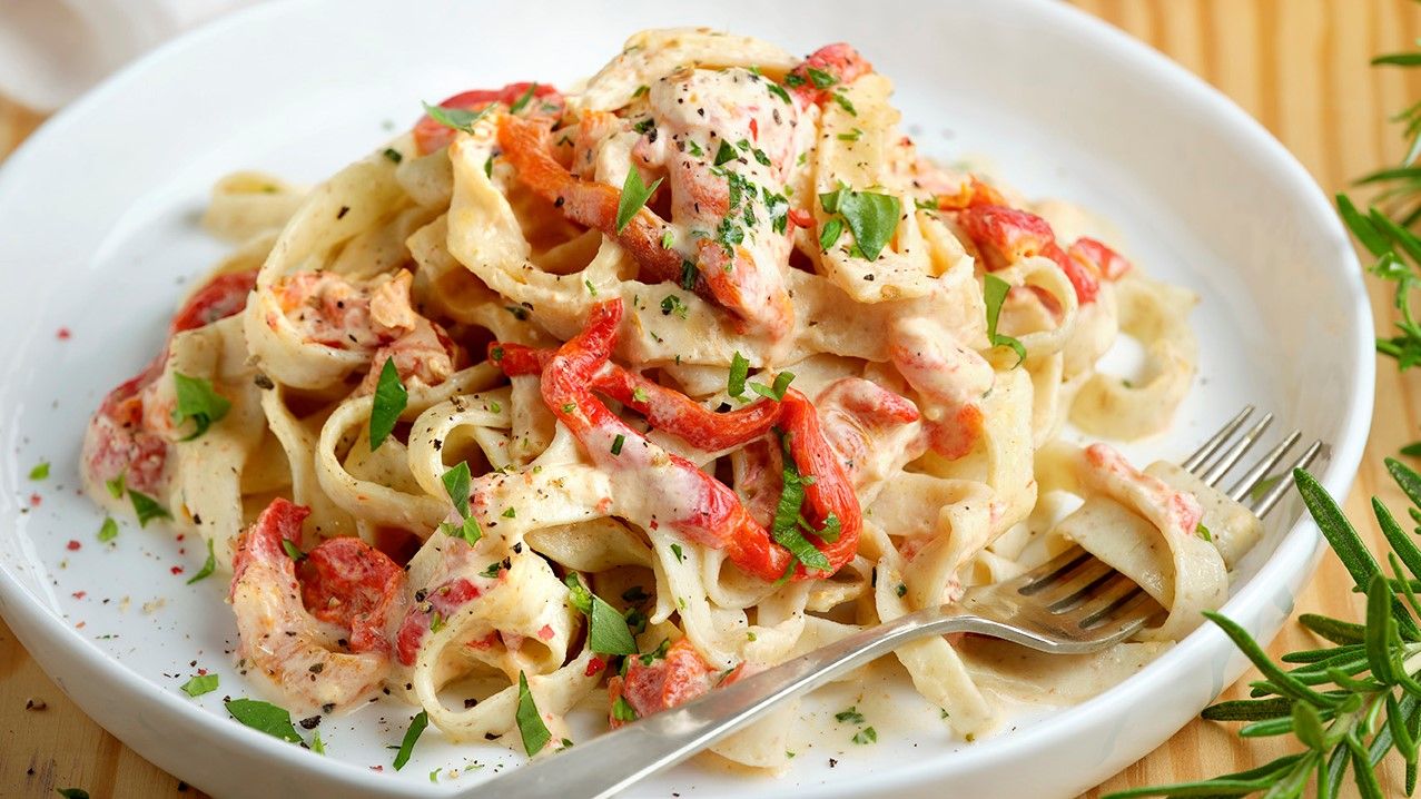 Pasta con pimiento escalivado y queso crema de Welthy.