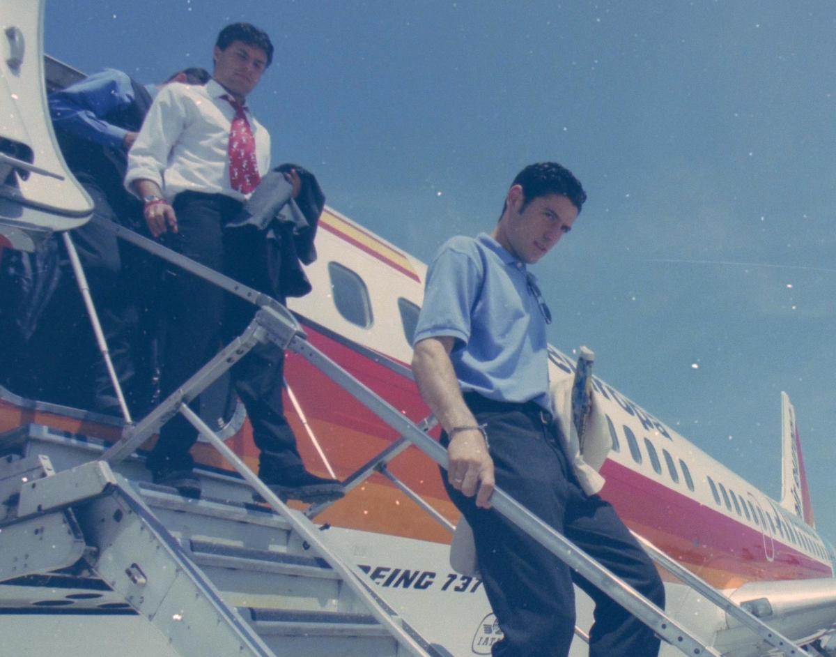El guardameta baja del avión en el viaje a Santiago para disputar el encuentro de vuelta de la promoción de ascenso.