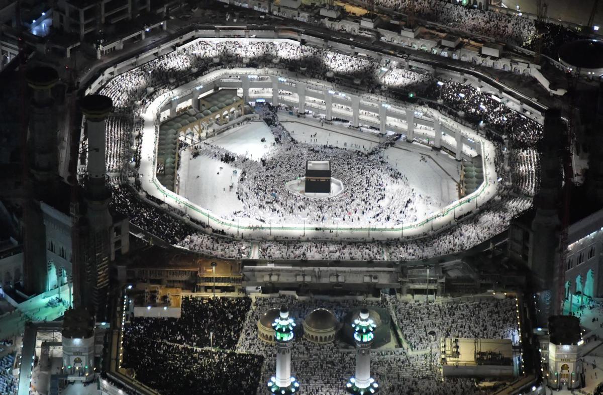 Musulmanes rezando alrededor de la Kaaba, el santuario más sagrado del Islam, en el complejo de la Gran Mezquita en la ciudad saudí de La Meca.