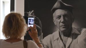 Una visitante fotografía la imagen de Picasso con barretina en la muestra que el Musée d’Art Hyacinthe Rigaud de Perpinyà le dedica. 