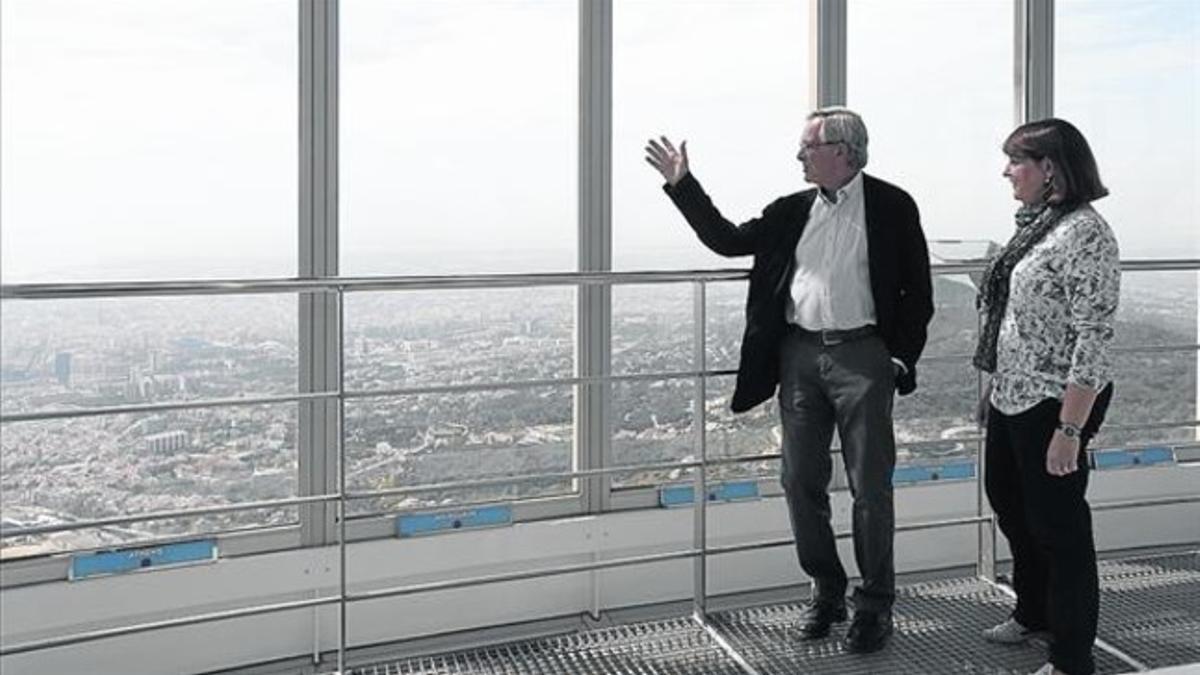 Xavier Trias observa la ciudad de Barcelona desde la Torre de Collserola.