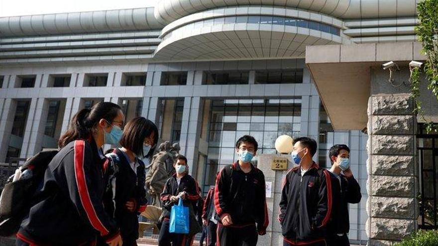 China autoriza a algunos estudiantes a volver a clase