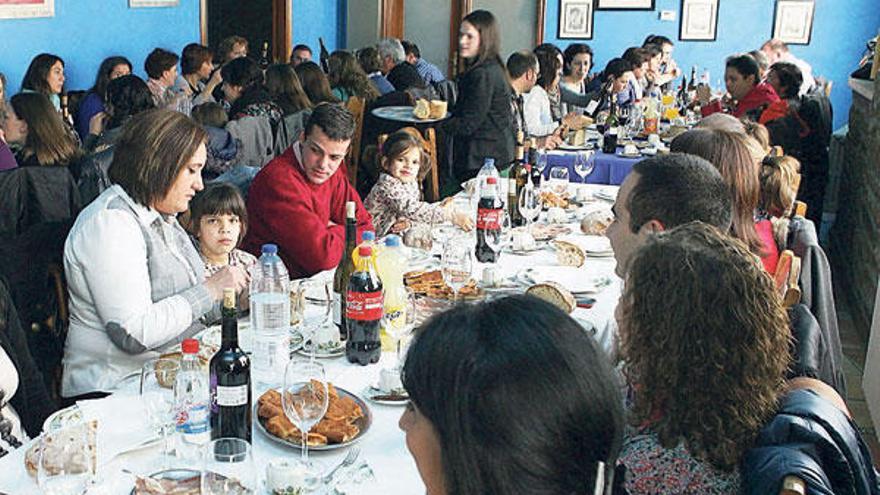 Panorámica del comedor del restaurante Villanueva que albergó ayer la comida solidaria organizada por Benestar de Lalín.  // Bernabé/Gutier