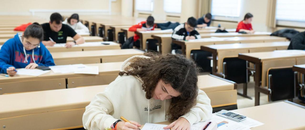 Arriba, los jóvenes de Bachillerato en las pruebas de la Olimpiada de Física.