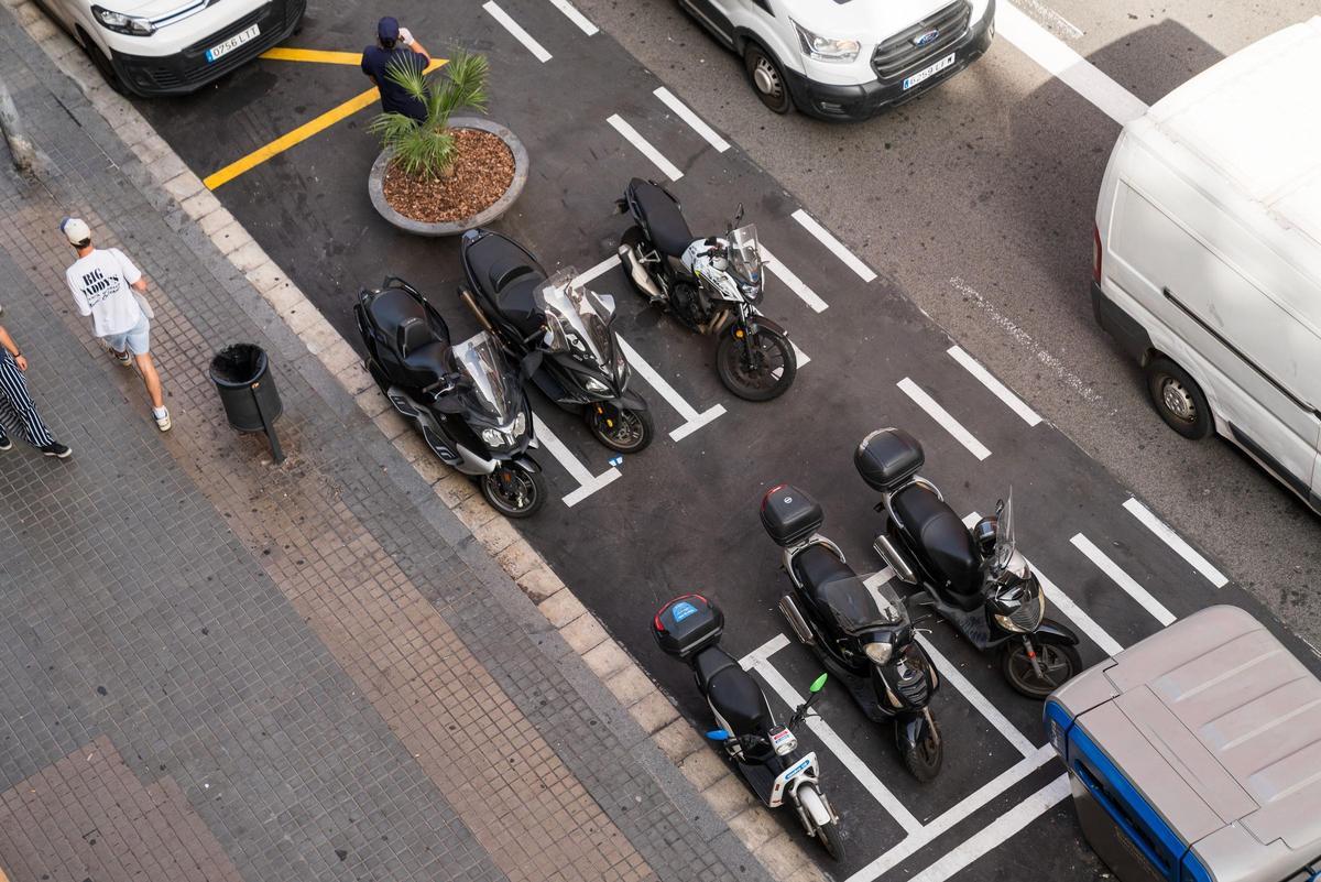 Vista aèria d’un aparcament de motos al carrer de Pelai de Barcelona.