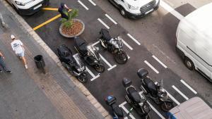 Vista aèria d’un aparcament de motos al carrer de Pelai de Barcelona.