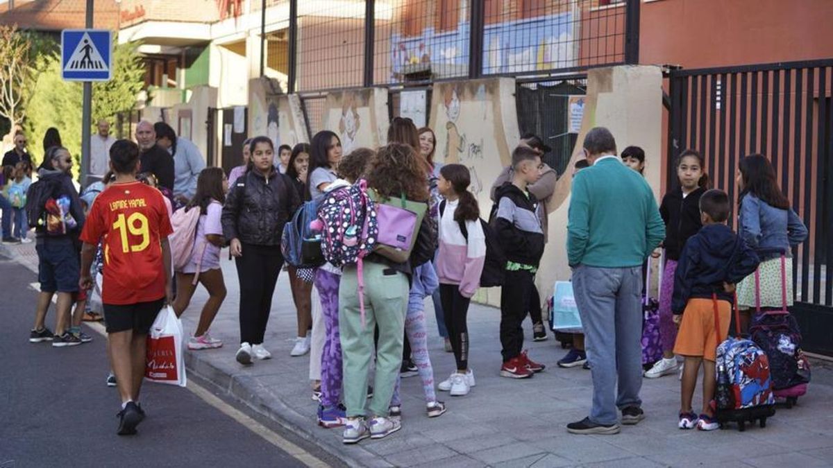 Escolares en la puerta de un centro educativo de Zamora.