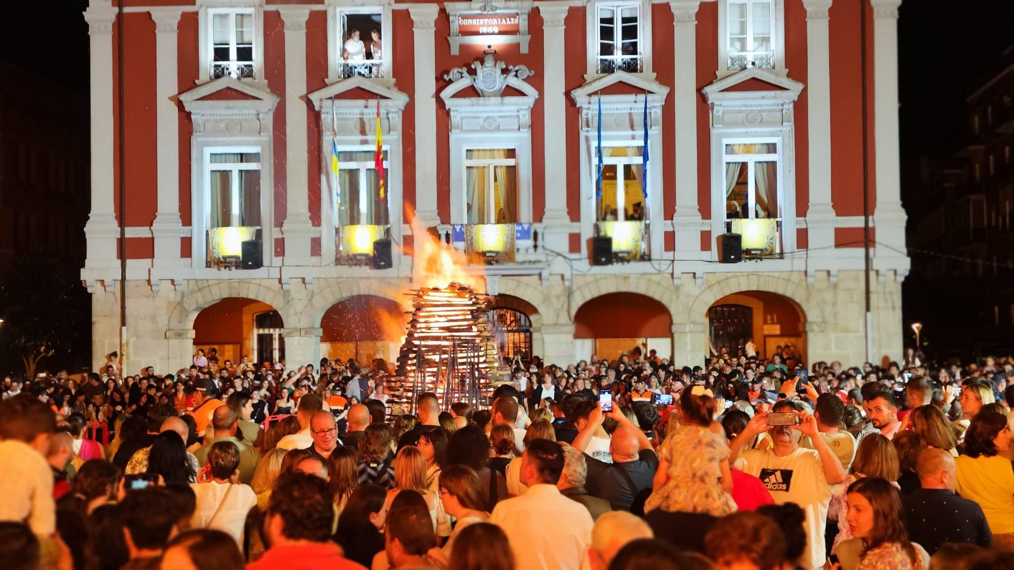 Así fue la hoguera de San Xuan en Mieres: arte, fuego y un dragón gigante