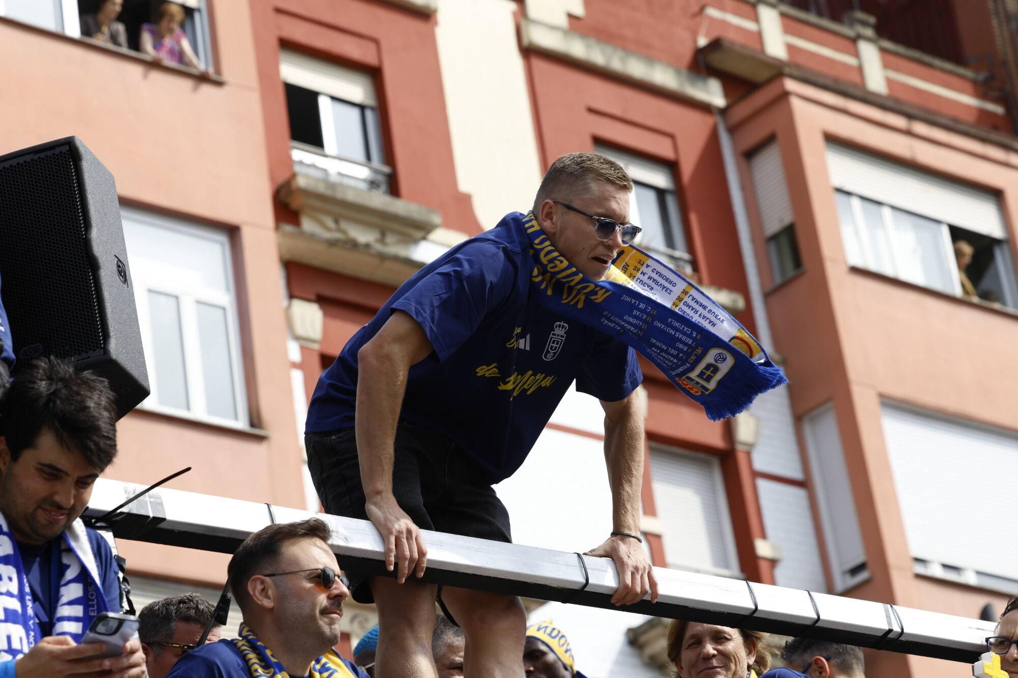 Locura azul en las calles de Oviedo para celebrar el ascenso del equipo a Primera División
