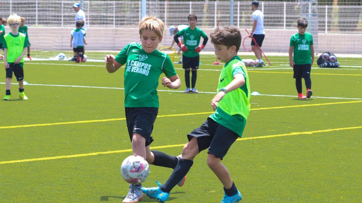 Dos niños, este lunes, en la primera jornada del X Campus del Elche CF