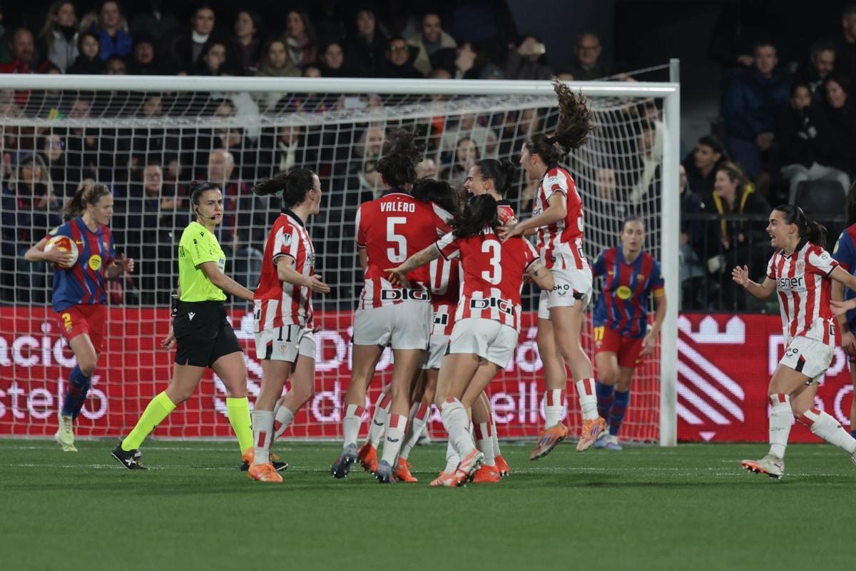 Galería | La lluvia respeta... y gran ambiente en el SkyFi Castalia para ver el Barcelona-Athletic de la Supercopa