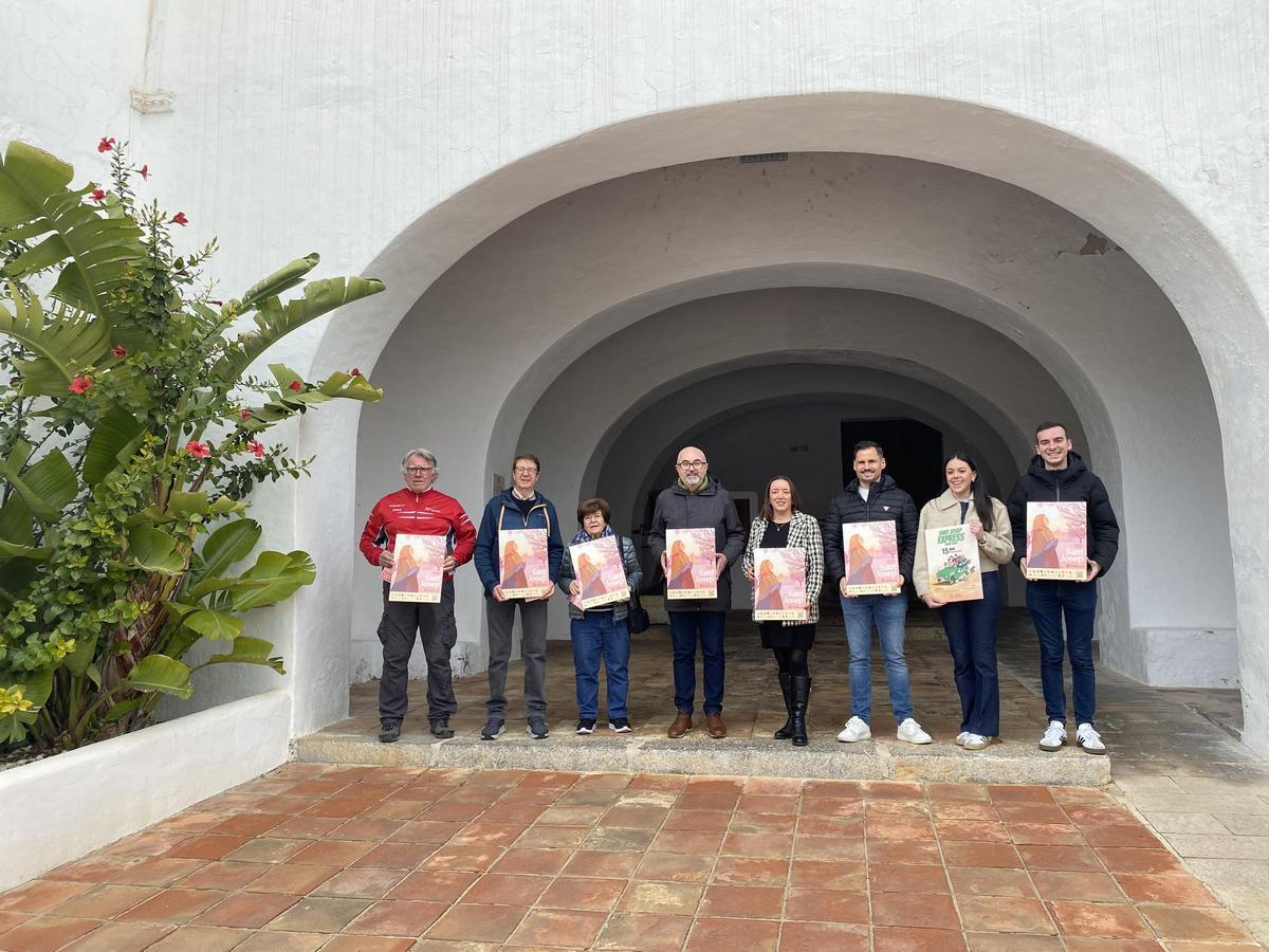 El alcalde y la concejala de Fiestas (en el centro) con representantes de las entidades con las que han organizado las actividades.