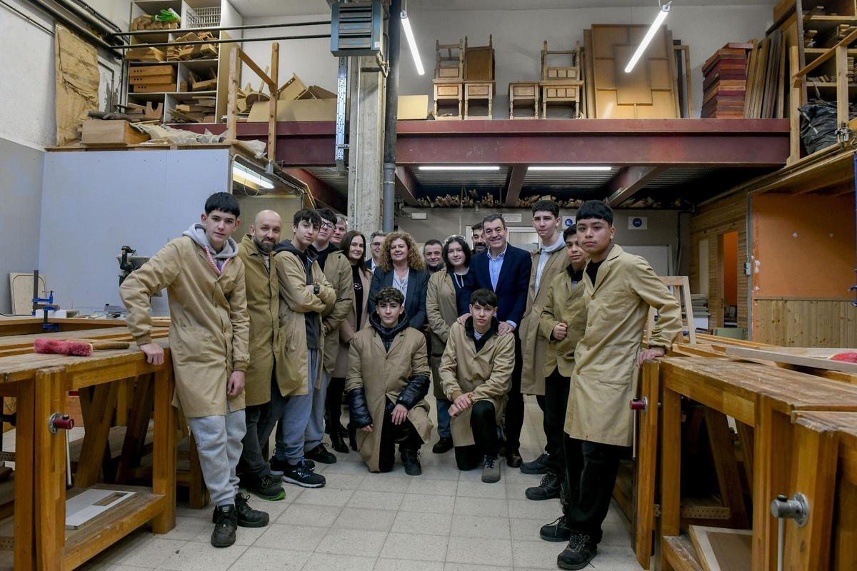 Román Rodríguez, con alumnado del CIFP Politécnico de Santiago