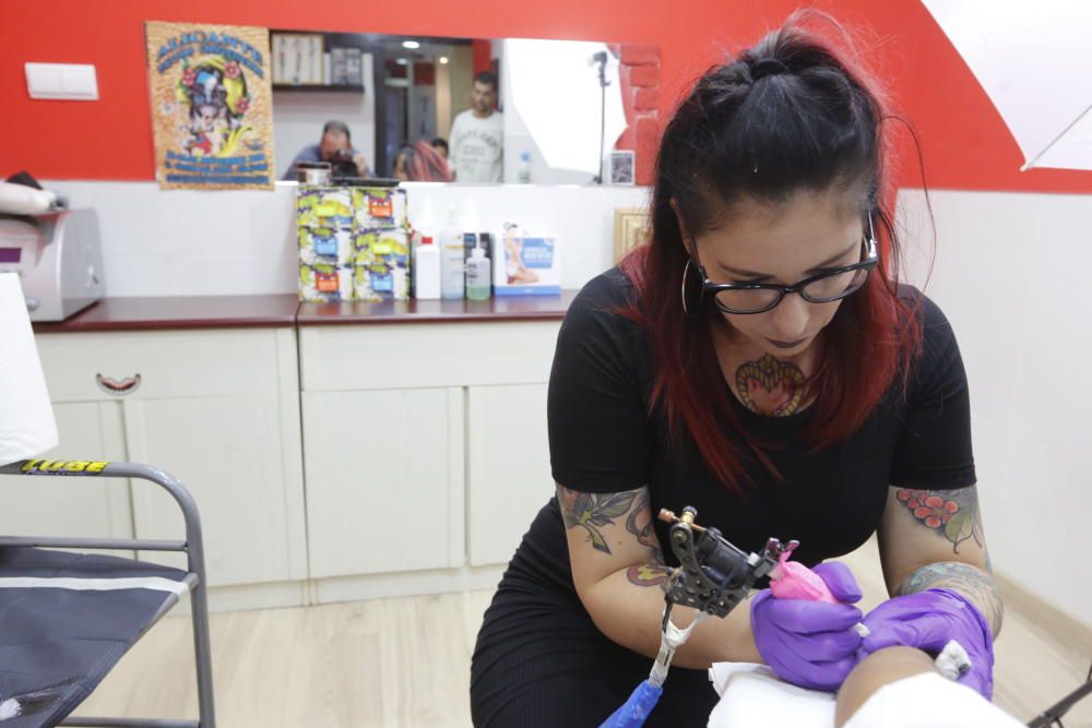 Tatuadora que participa en la convención de IFA