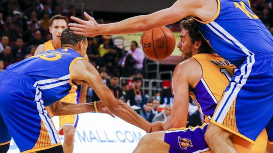 Pau Gasol lucha por el balón con Curry y Lee.