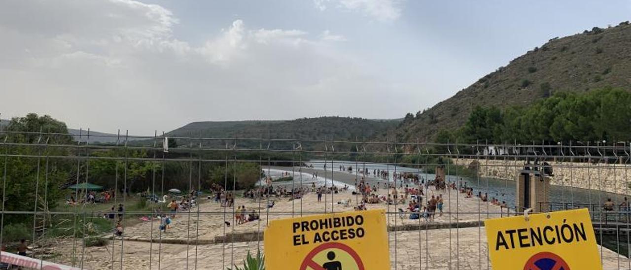 Aglomeraciones en la playa fluvial de Antella, el domingo, tras la valla de prohibición que impedía el paso los fines de semana. | LEVANTE-EMV