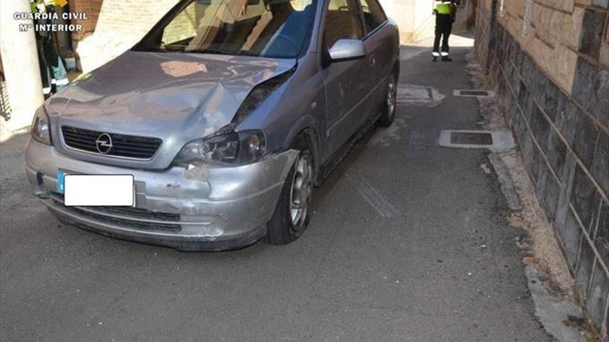 Un conductor drogado huye en un control y choca con una vivienda