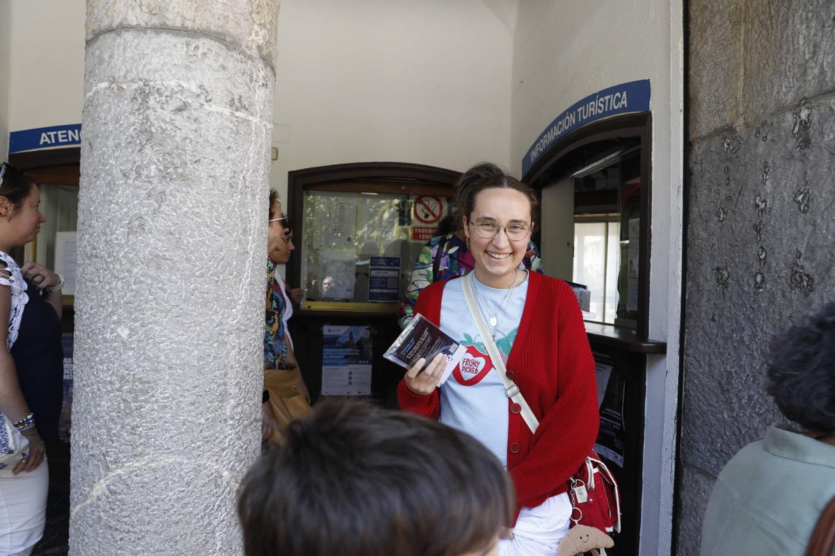 Oviedo. El Escorialín, reparto gratuito del kit del eclipse: gafas, imán, guía de uso Oviedo. El Escorialín, reparto gratuito del kit del eclipse: gafas, imán, guía de uso