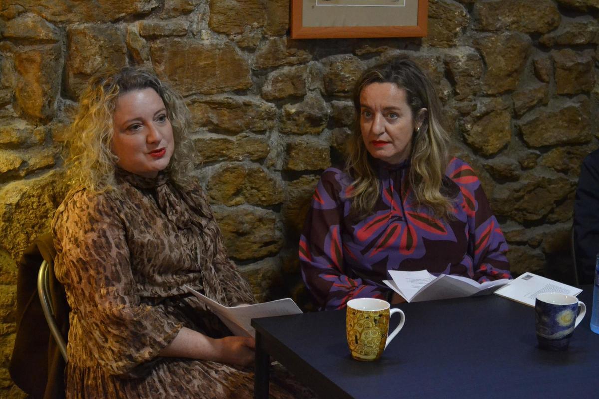 Aida Masip, a la derecha, ayer, con la también poeta Catarina Valdés.