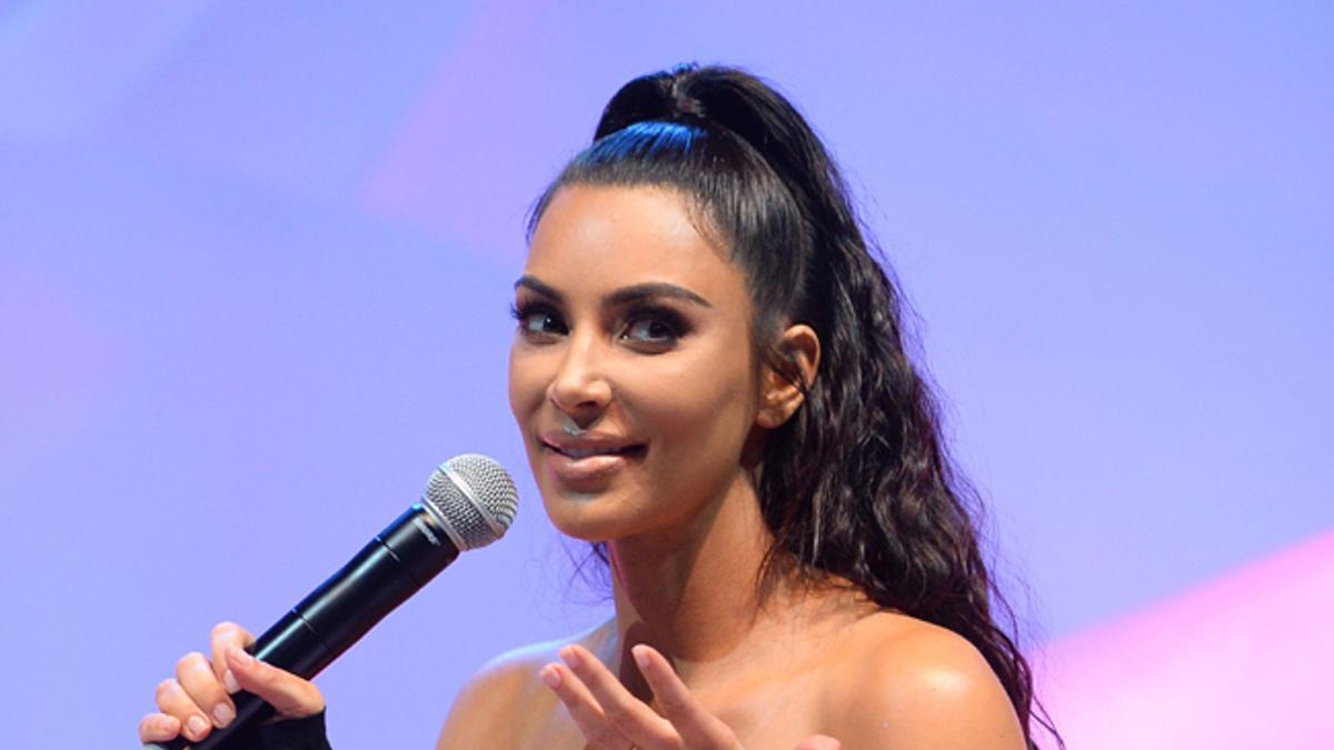 Kim Kardashian con mono de Dolce &amp; Gabbana en una entrevista en Los Ángeles