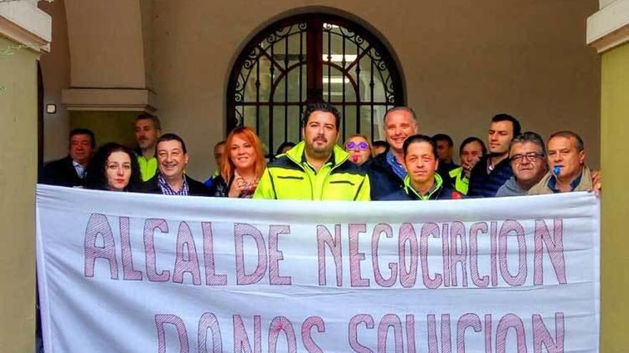 Concentración de los delegados sindicales ante el Ayuntamiento.