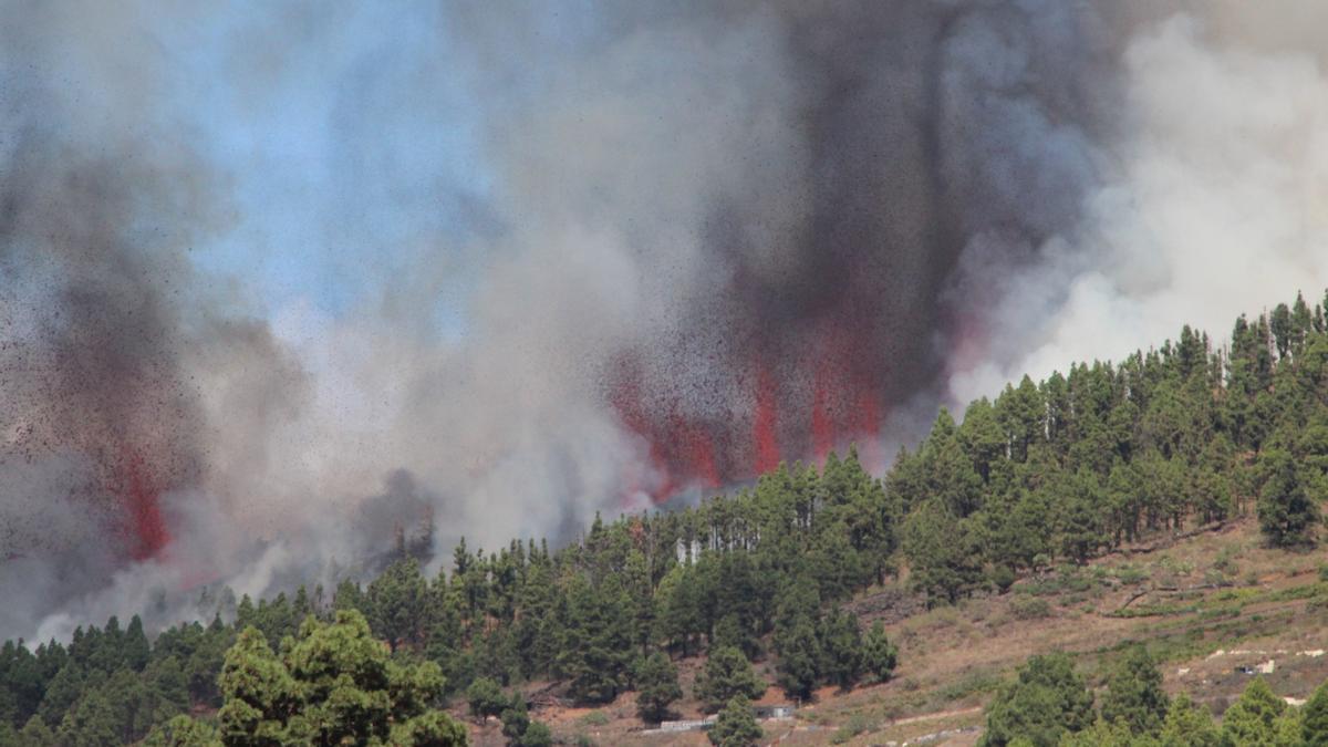 Cumbre Vieja entra en erupción.