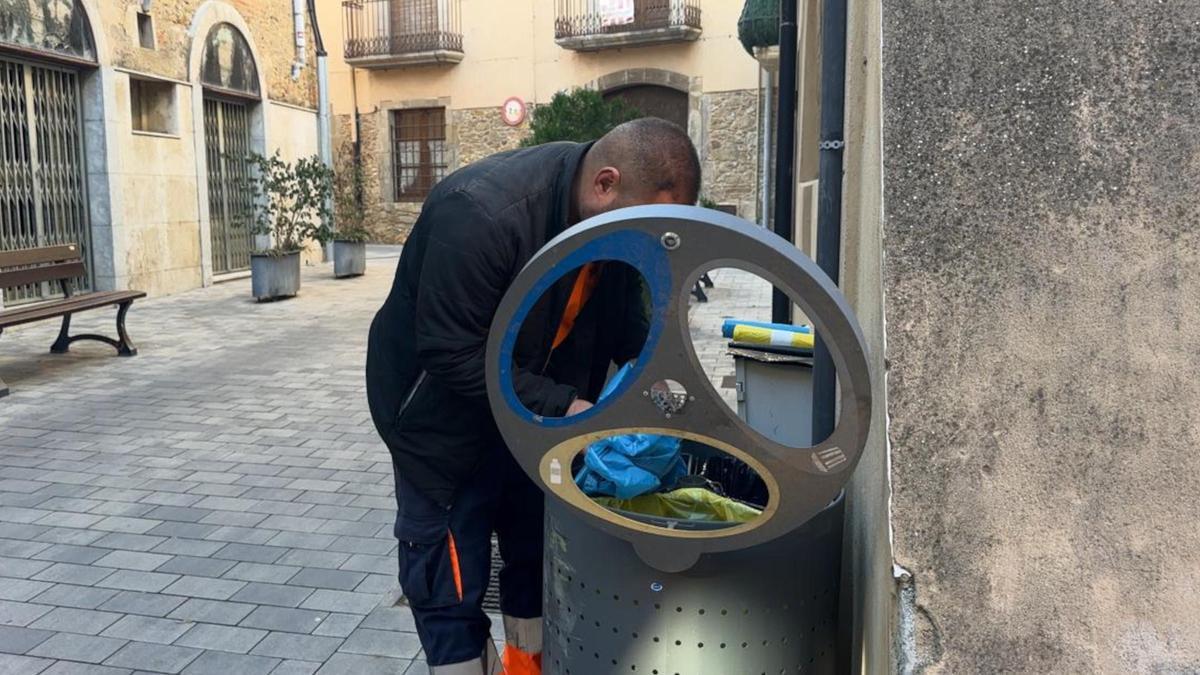 Imatge d'una de les papereres de Verges amb tres bosses per separar els residus