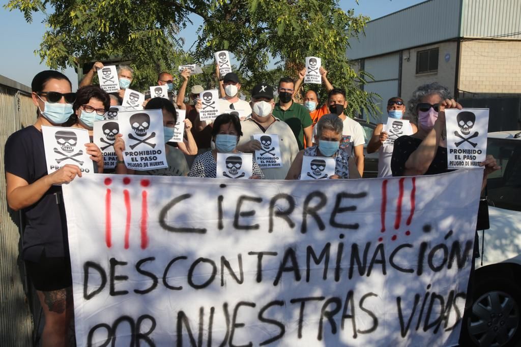 Protesta de los vecinos del barrio de Los Manchegos en San Vicente por un solar con amianto
