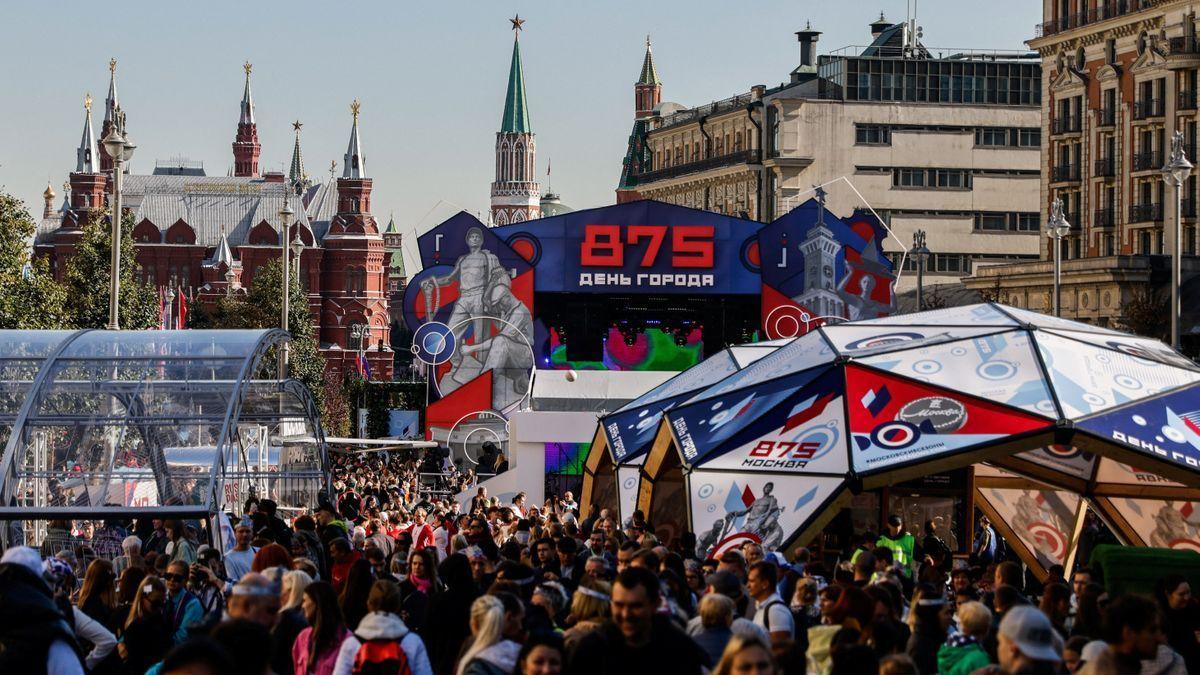 Ciudadanos celebran el día de Moscú en la capital rusa.