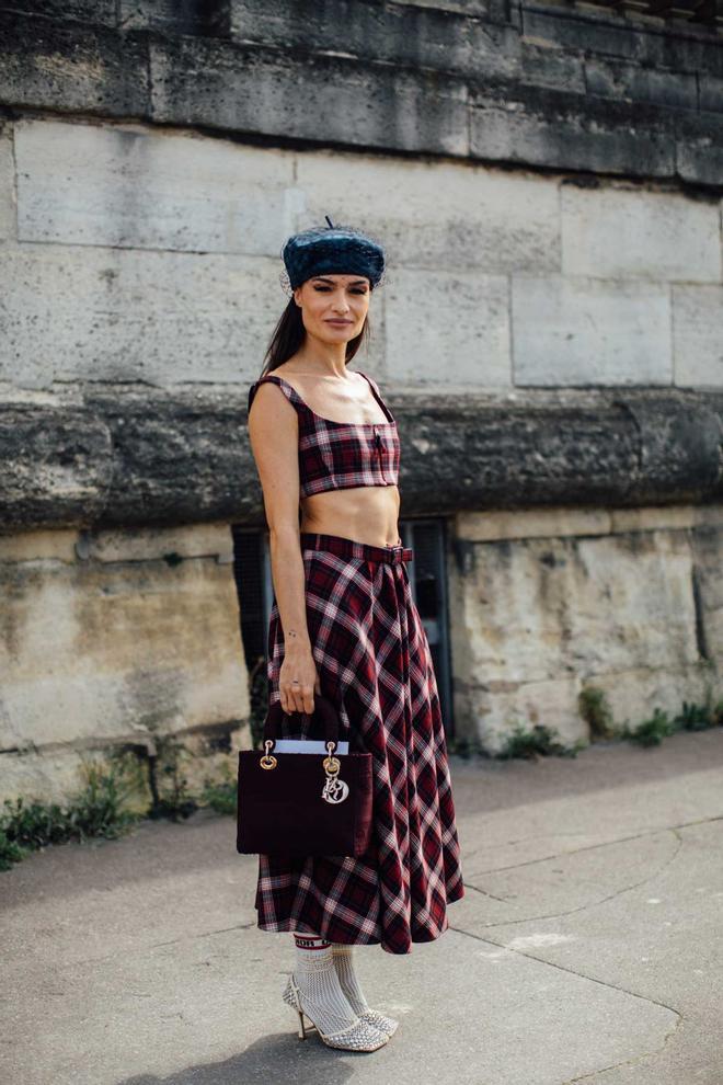 La 'influencer' Madame de Rosa en el 'street style de París antes del desfile de primavera/verano 2022 de Dior