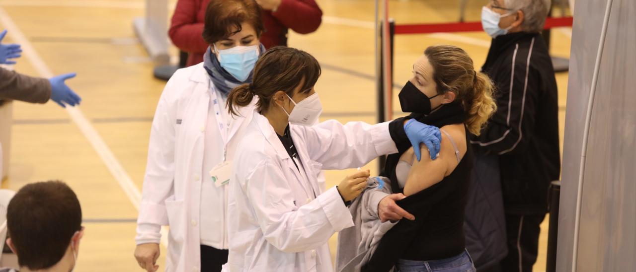 Vacunación en el polideportivo de El Toscar, en Elche