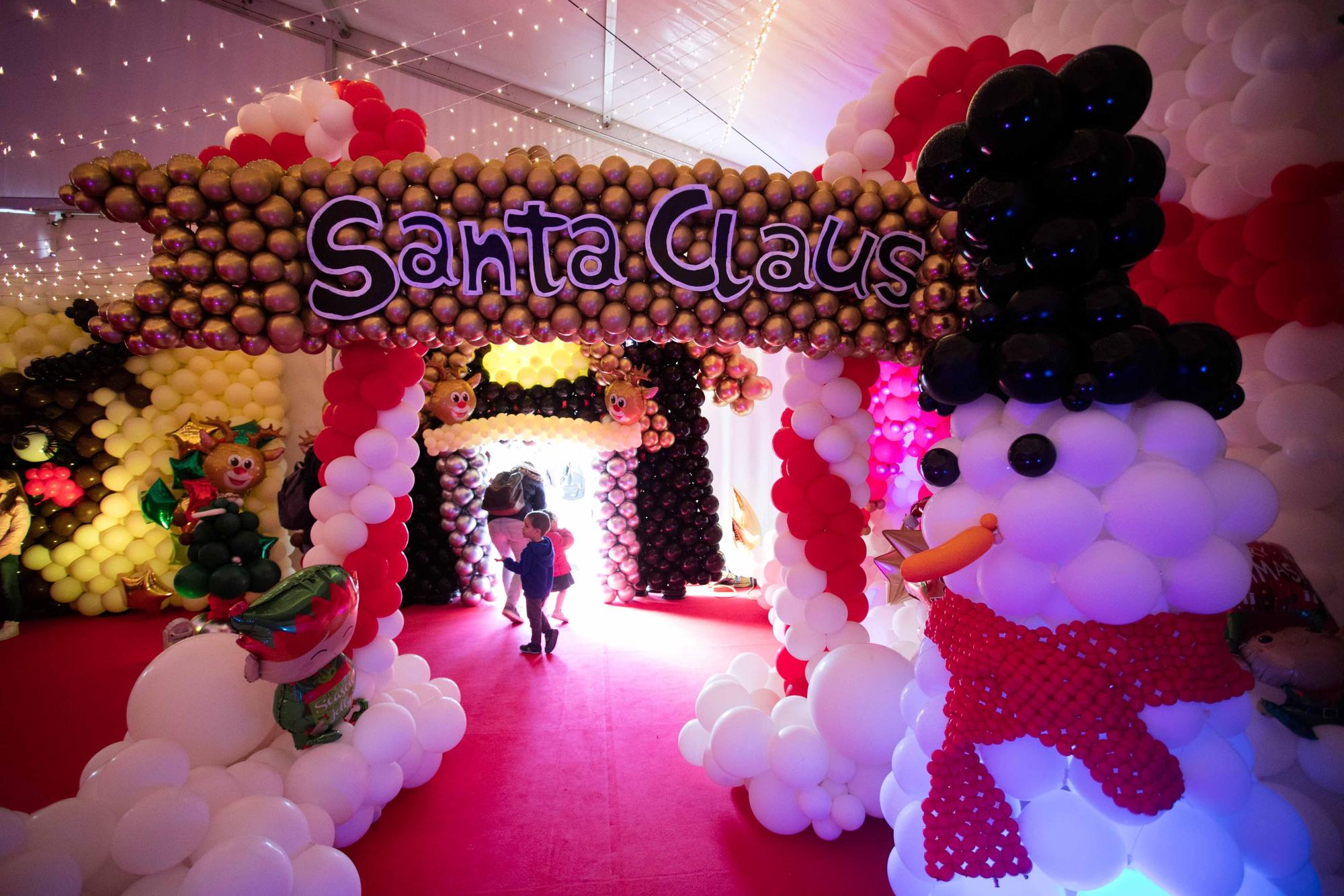 Galería de imágenes de Ibiza Ballon Wonderland, un pueblo navideño con 100.000 globos