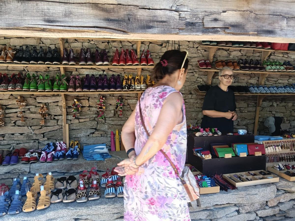Elena Ferro, de Eferro, junto a su variada oferta de productos artesanales en Os Pendellos.