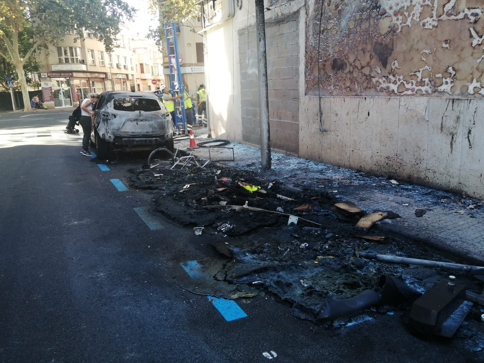 Un incendio de contenedores destruye tres coches y una moto junto a la calle Manacor de Palma