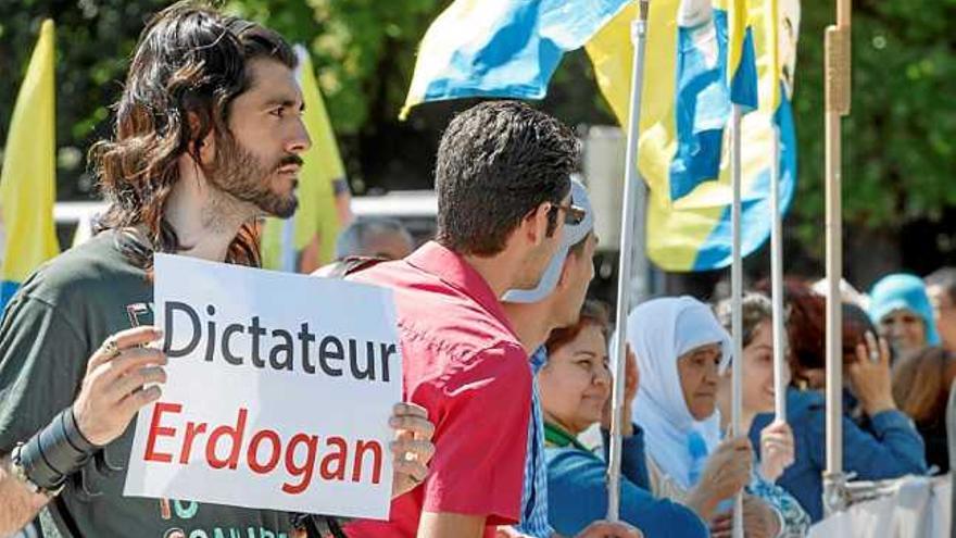 Un kurd turc protesta contra Erdogan davant la seu de l&#039;ONU, a Ginebra