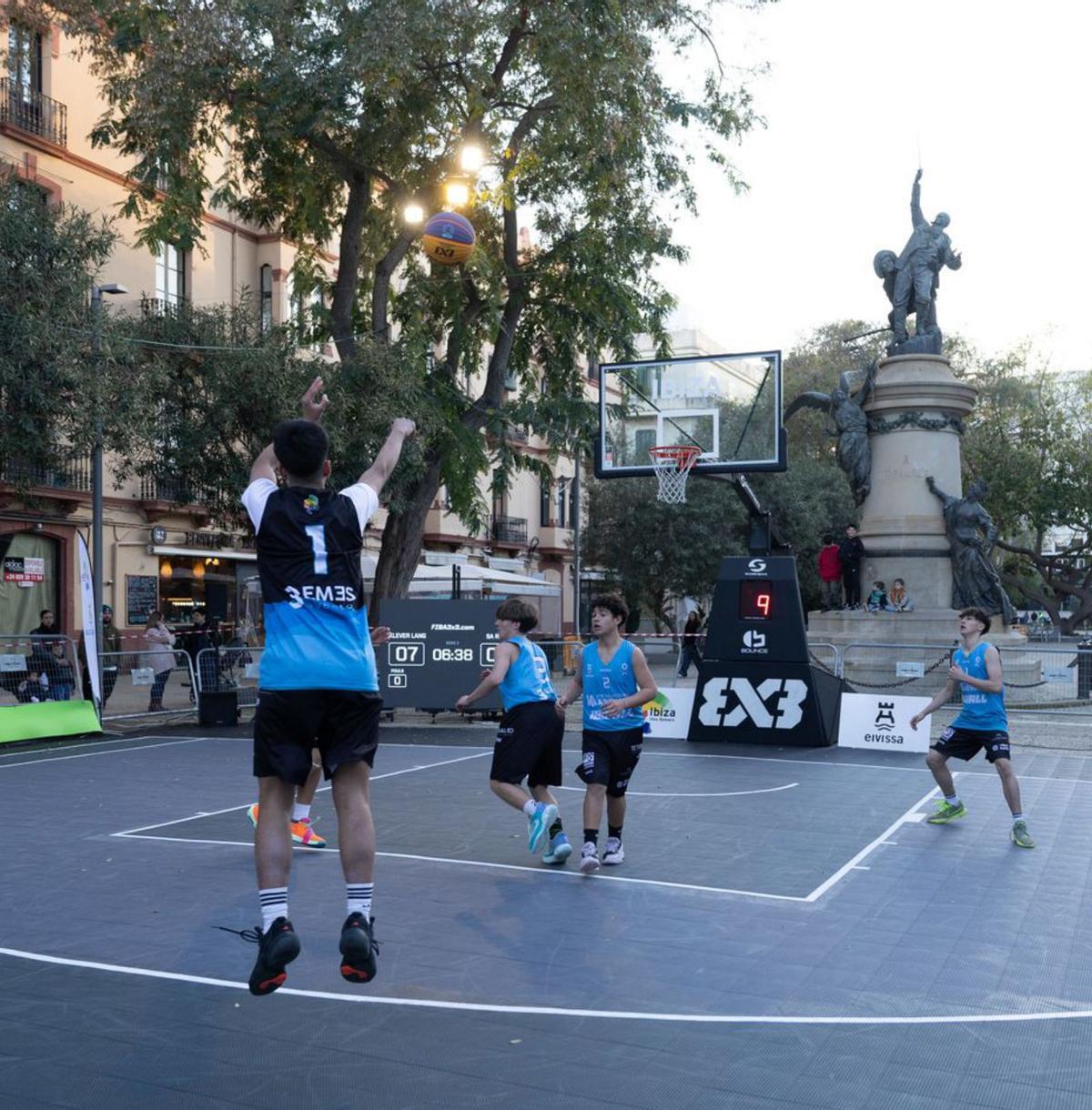 El Ibiball lleva baloncesto 3x3 al paseo de Vara de Rey | VICENT MARÍ