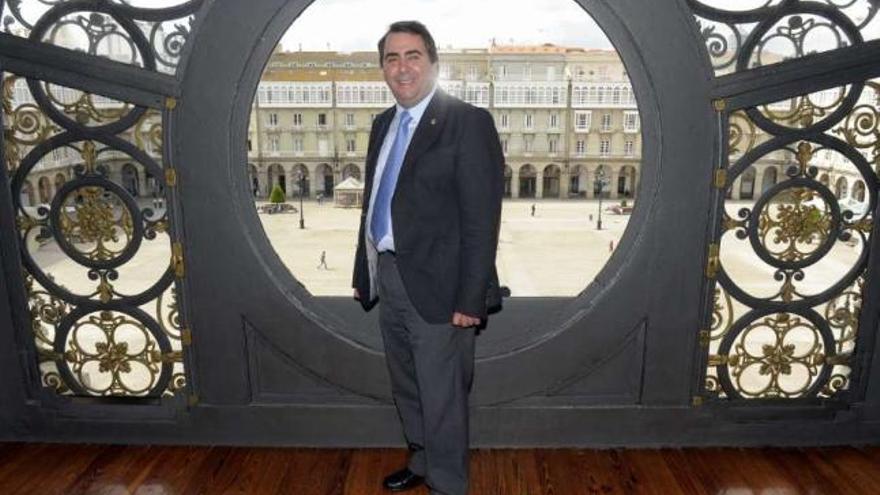 El alcalde, delante de una ventana del Palacio Municipal de María Pita. / víctor echave