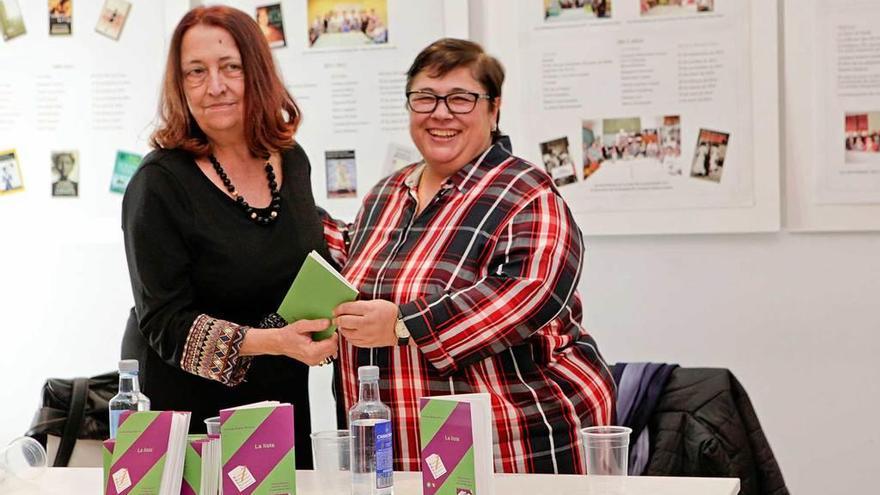 Carmen Gómez Ojea -a la izquierda-, con Cristina Suárez, ayer, en el acto de entrega del premio que lleva el nombre de la escritora gijonesa, en la biblioteca de Contrueces.