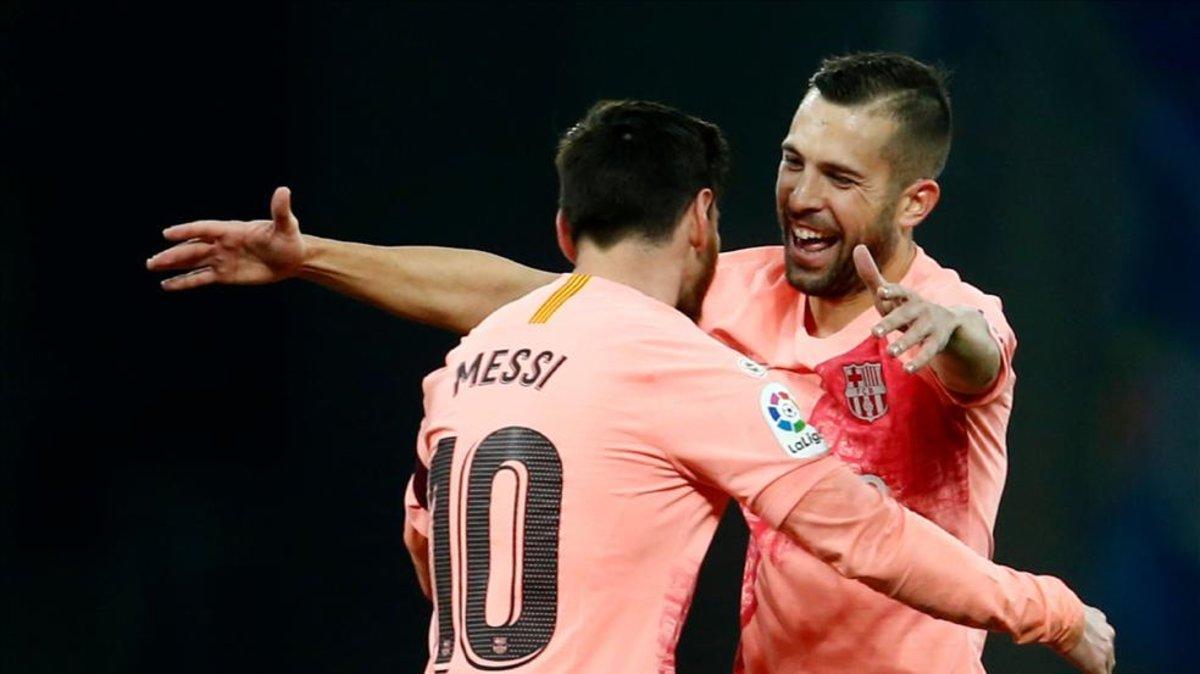 Jordi Alba abraza a Leo Messi tras uno de sus goles ante el Espanyol