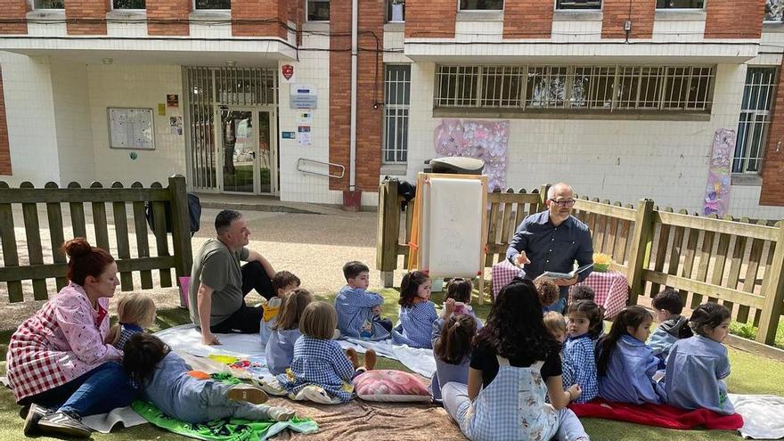Un picnic literario con la familia: la celebrada propuesta del Día del Libro en el Colegio Maestros Arregui de Pola de Siero