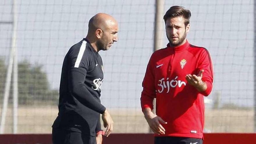 Cop, dialogando con Abelardo antes de retirarse del entrenamiento de ayer.