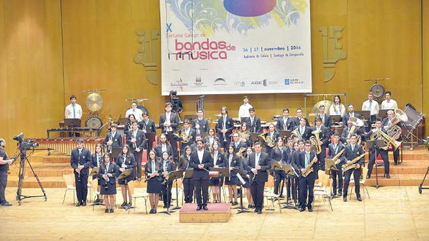 La banda Airiños do Morrazo con su director David Pérez Trigo.  // FDV