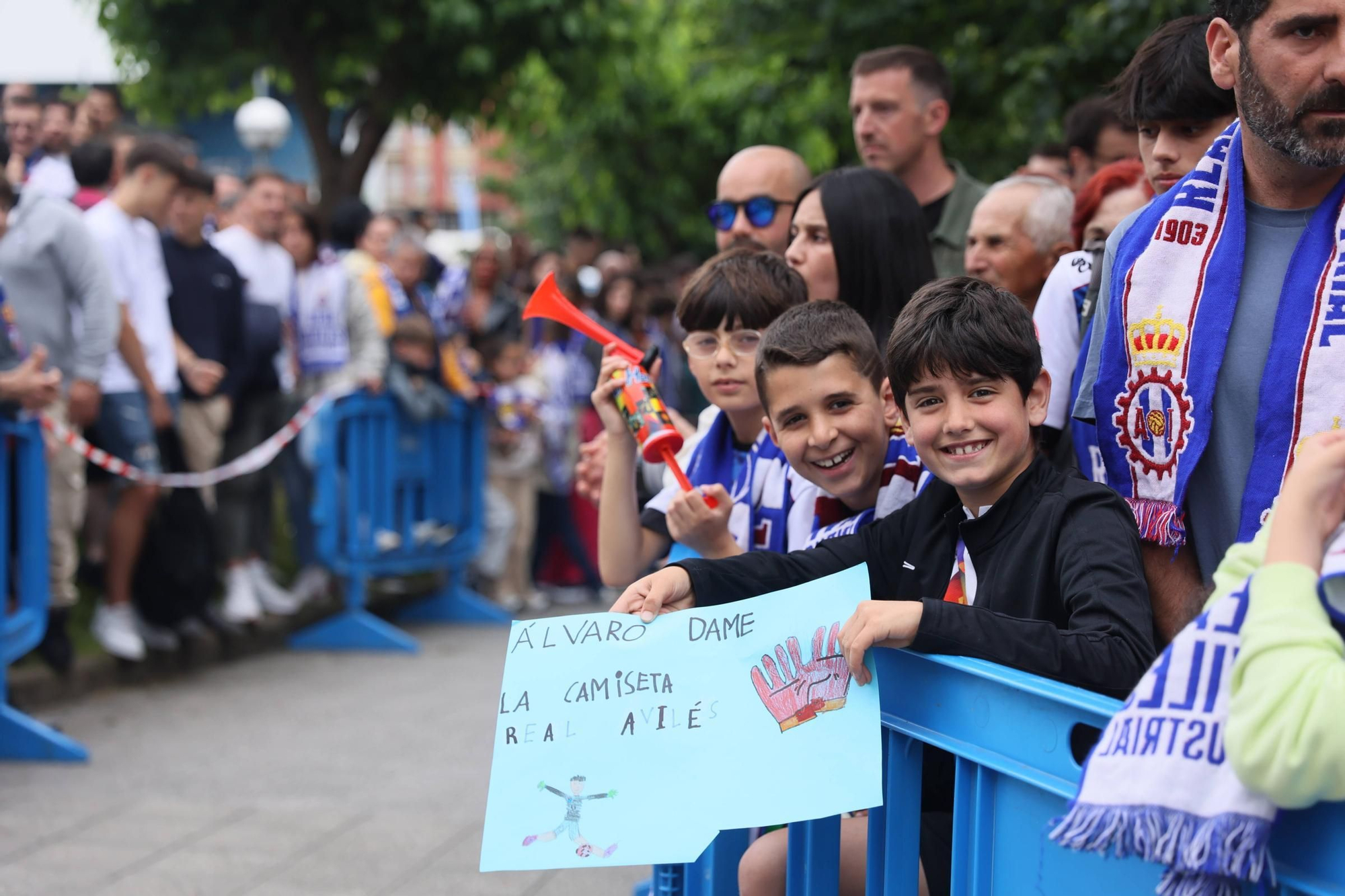 EN IMÁGENES: Avilés se tiñe de blanquiazul para la final por el ascenso ante el Rayo Majadahonda