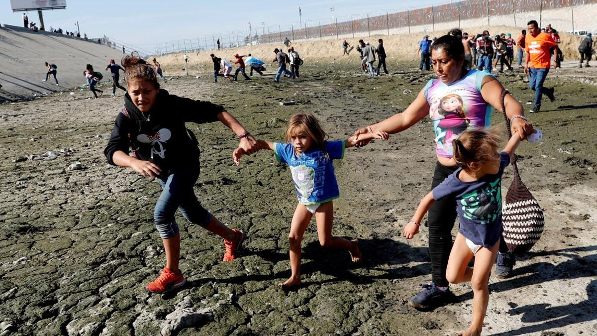 Maria Meza, hondureña, intenta llegar a los EE.UU. mientras huye del gas lacrimógeno con sus hijas.