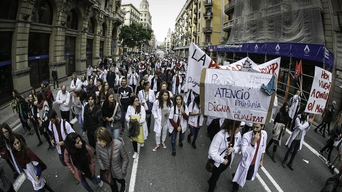 Los médicos de primaria este jueves en la Via Laietana, en el cuarto día de huelga.