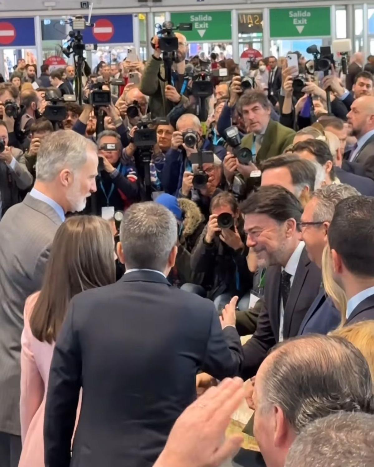 Autoridades alicantinas saludando a los reyes de España en Fitur.