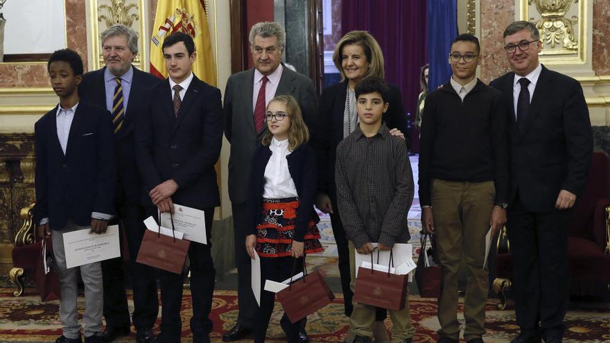 El ministro de Educación, la ministra de Empleo, el presidente del Congreso y el secretario de Estado de Educación, posan junto a los ganadores del I concurso nacional &#039;Una Constitución para todos&#039;.