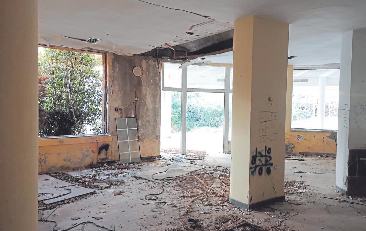 Estado de abandono en el interior del Antiguo Parador de Turismo de Puerto Lumbreras.