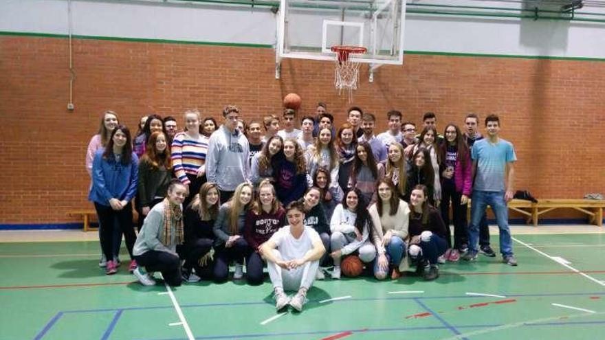 Foto de grupo de estudiantes norteamericanos y benaventanos en el pabellón deportivo del centro docente.