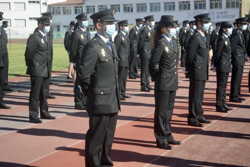 Los nuevos agentes de la Policía Nacional juran la bandera